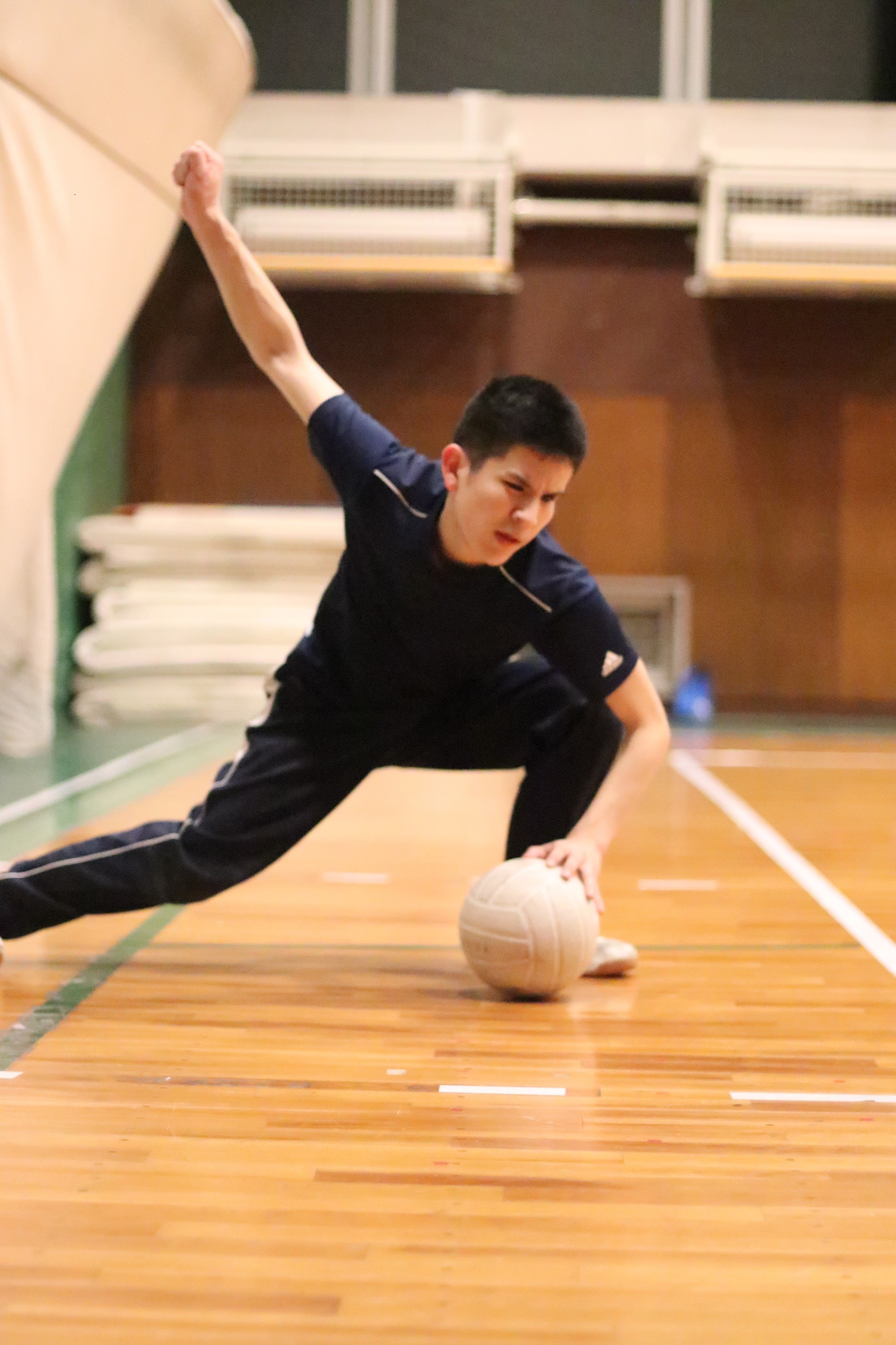 画像 サーブで腕を振りかざそうとする写真