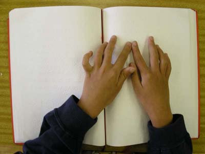 画像：点字の教科書を読んでいる子どもの写真