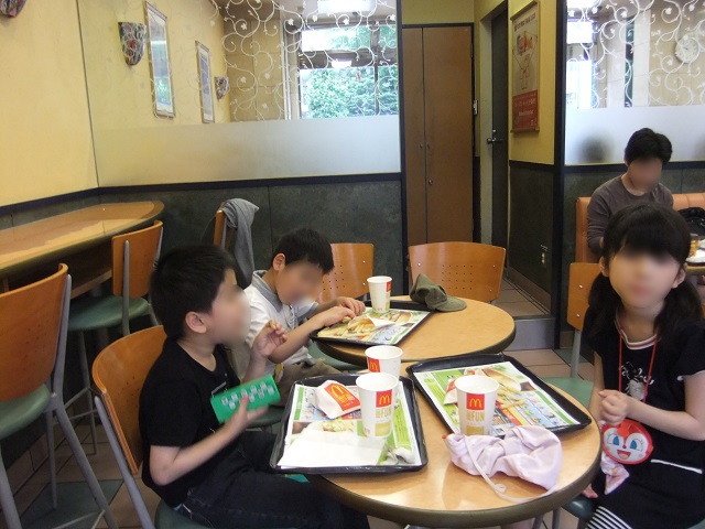 画像：お店の中でフライドポテトを食べている子どもたちの写真