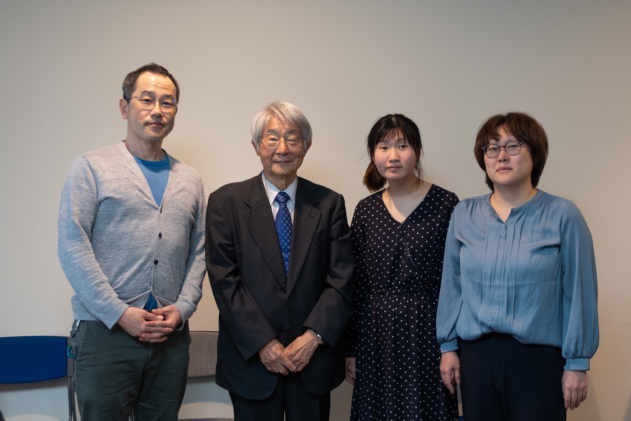講演後の矢野先生を鍼灸科の生徒達が囲んで記念撮影