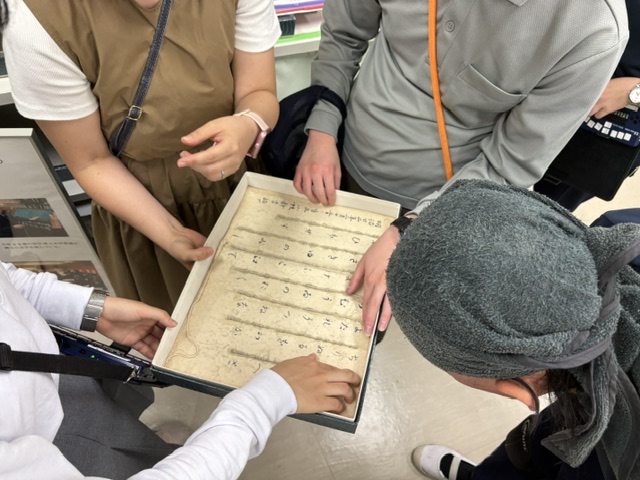高等部生徒が資料を観察、触察する様子