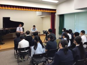 生まれる前の夏季学校の話を聞く様子