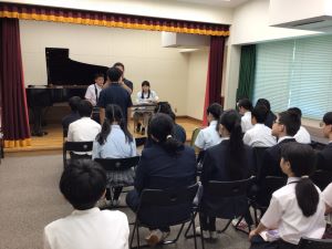 感想と質問を発表する生徒