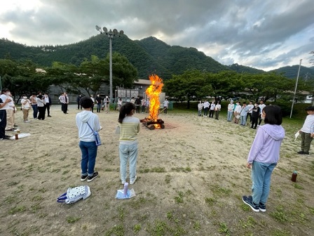 キャンプファイヤーで皆の心を一つに