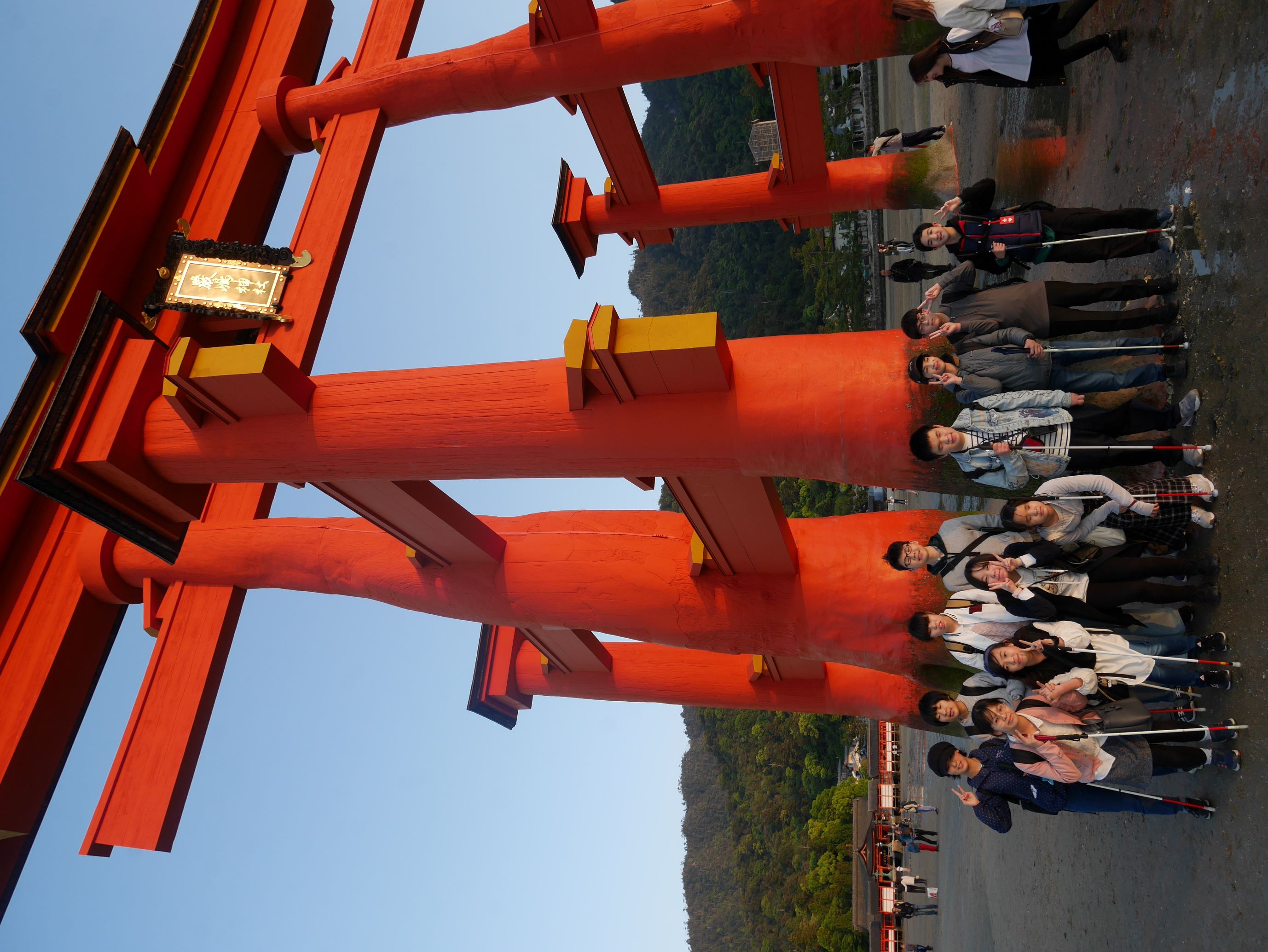 歩いて渡れた厳島神社の大鳥居にて