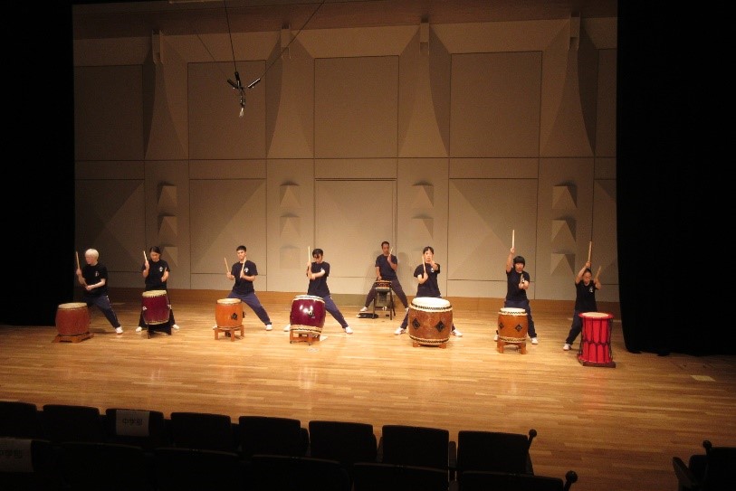 音楽科生徒全員による太鼓の演奏