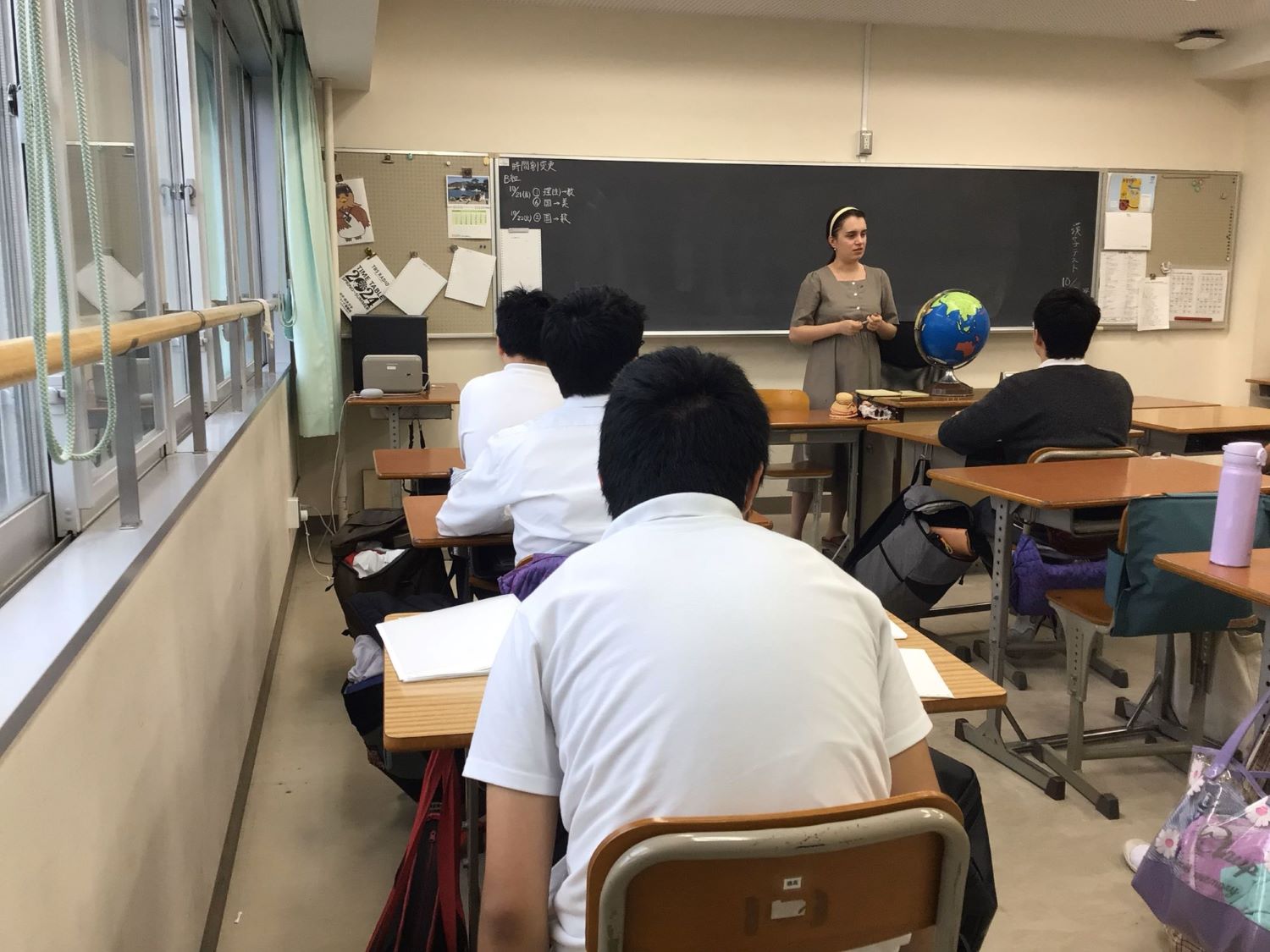 ２年生が説明を受ける様子