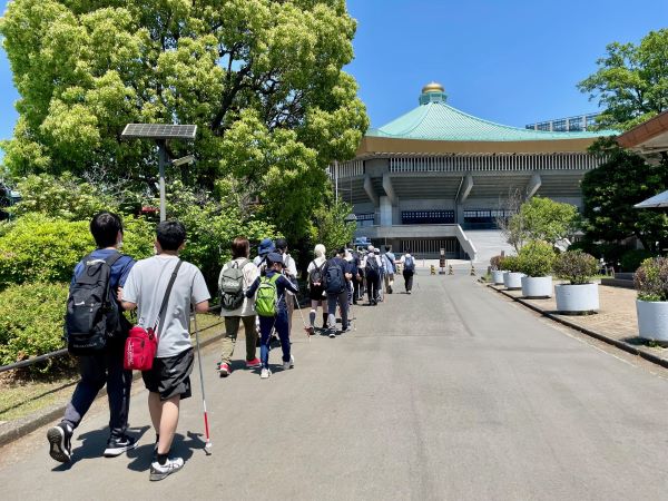 武道館付近を歩く様子