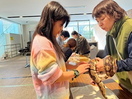 生きたヘビを実際に触察する様子