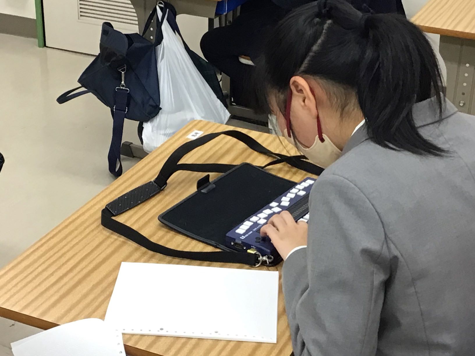 写真１　点字による辞書検索の様子