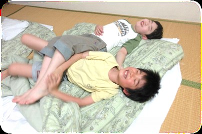 布団でくつろぐ様子