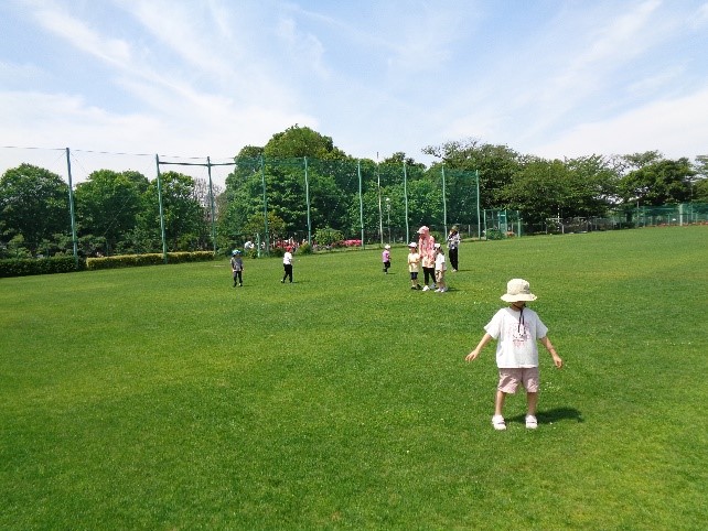 芝生の上で遊ぶ様子