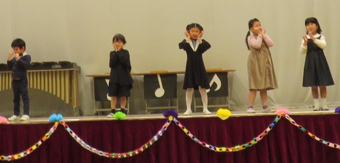 １年生「笑顔の花が咲くように」　お花のポーズ
