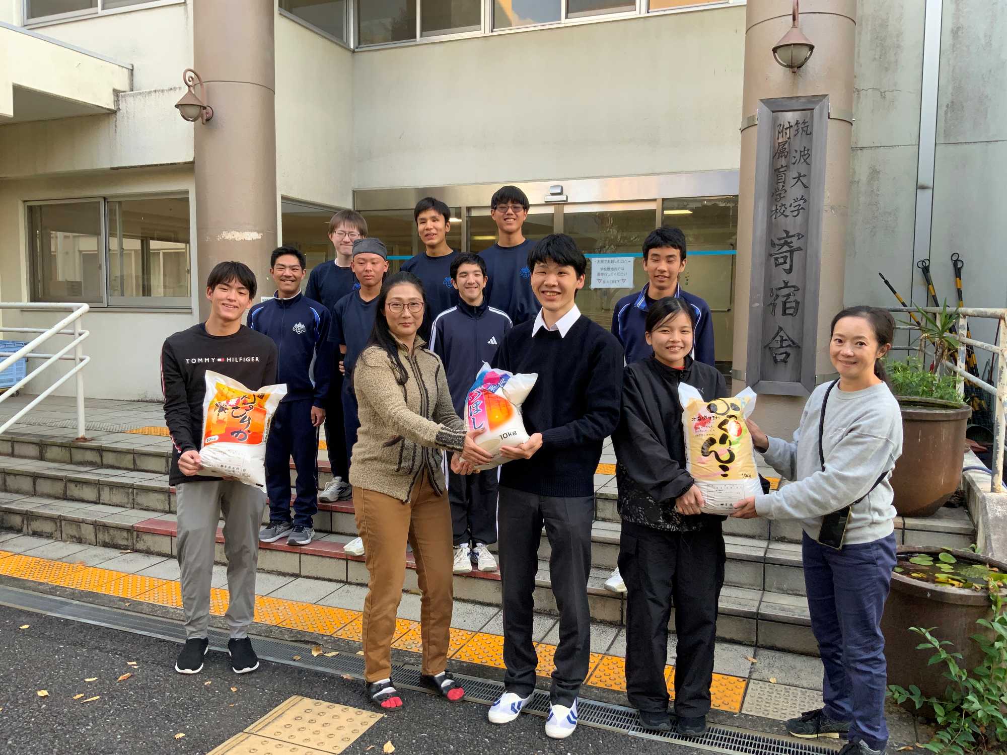 バレー部生徒と栄養教諭の記念写真