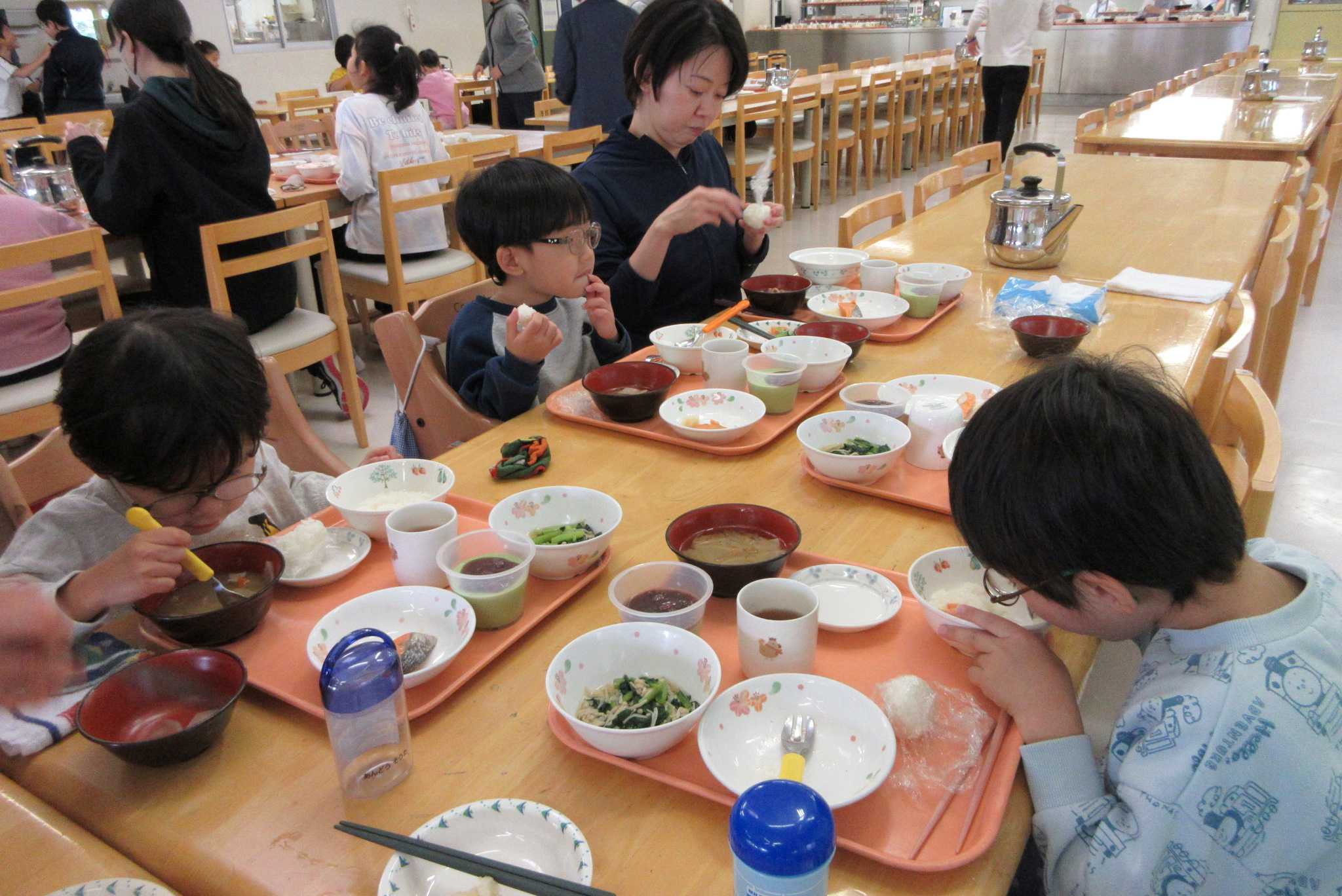 給食の様子１