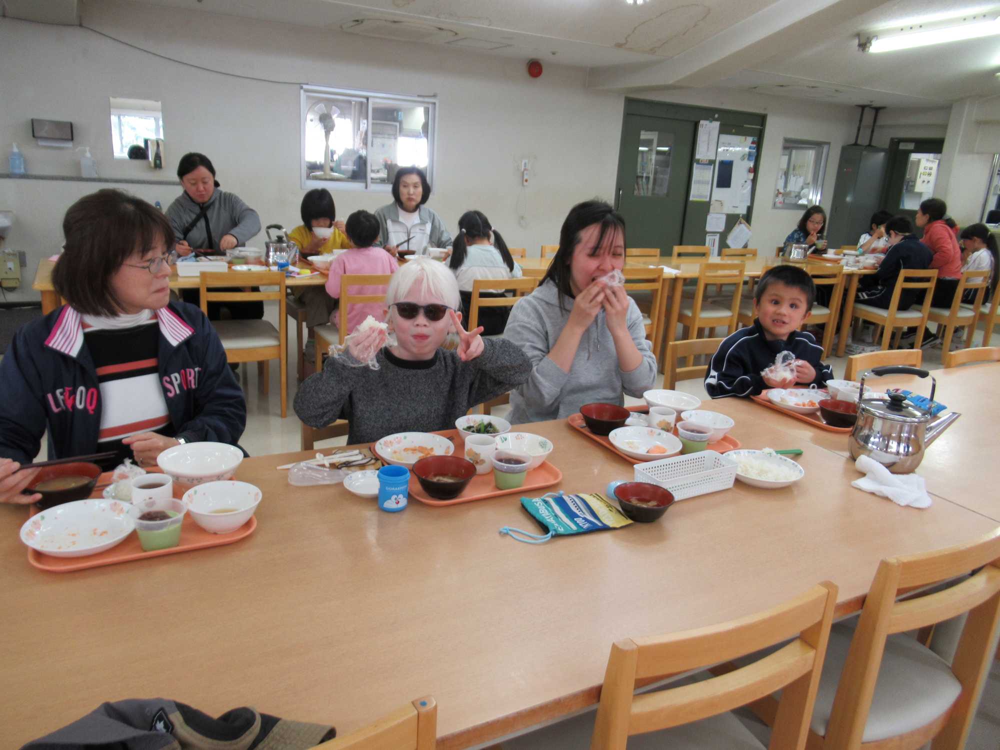 給食の様子２