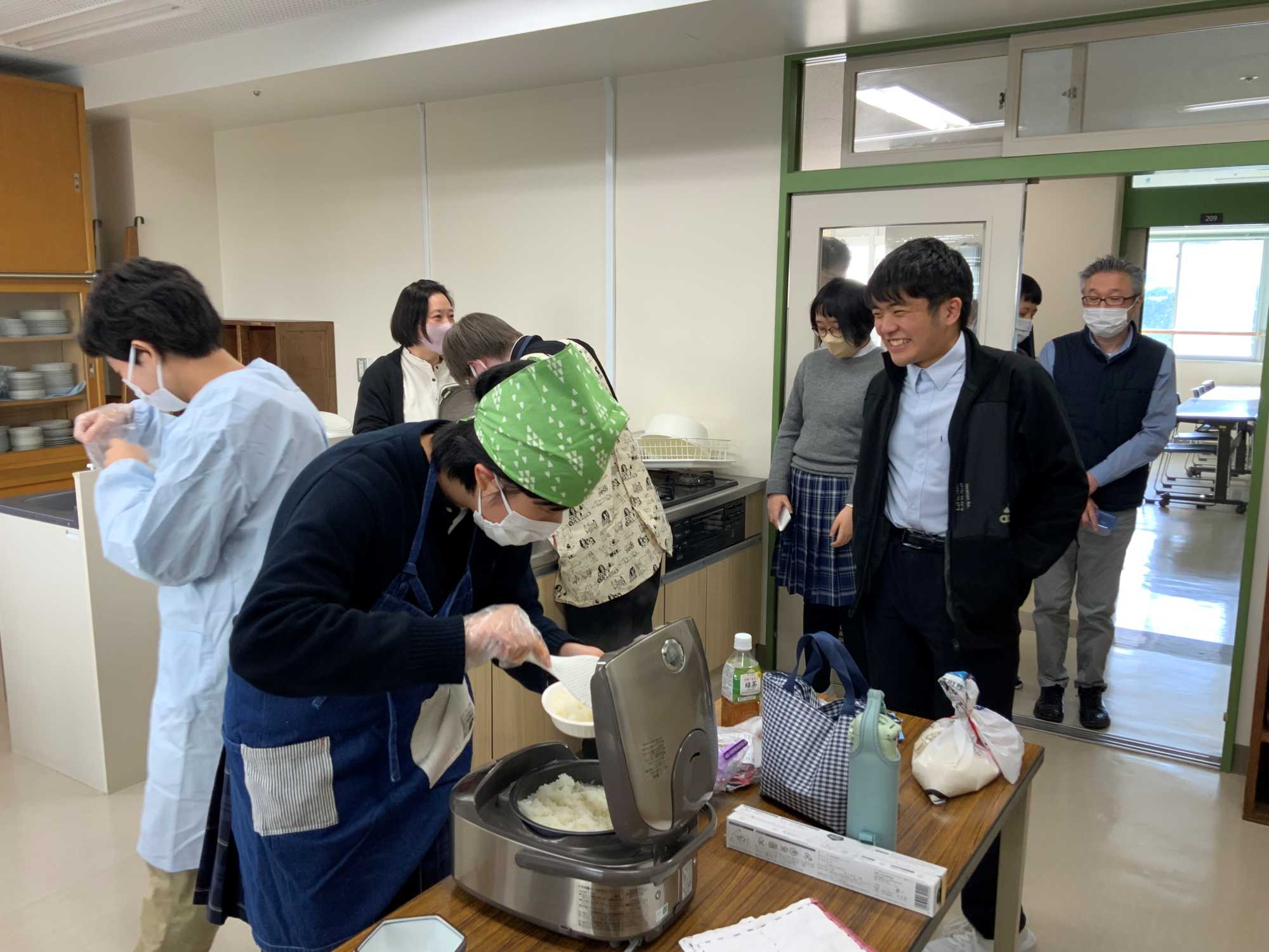 部員がご飯をふるまう様子