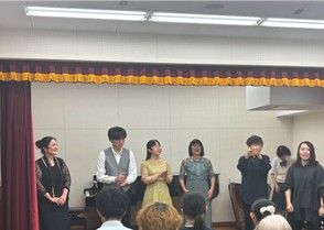 〈６月１３日の事前学習　カーテンコールの様子〉