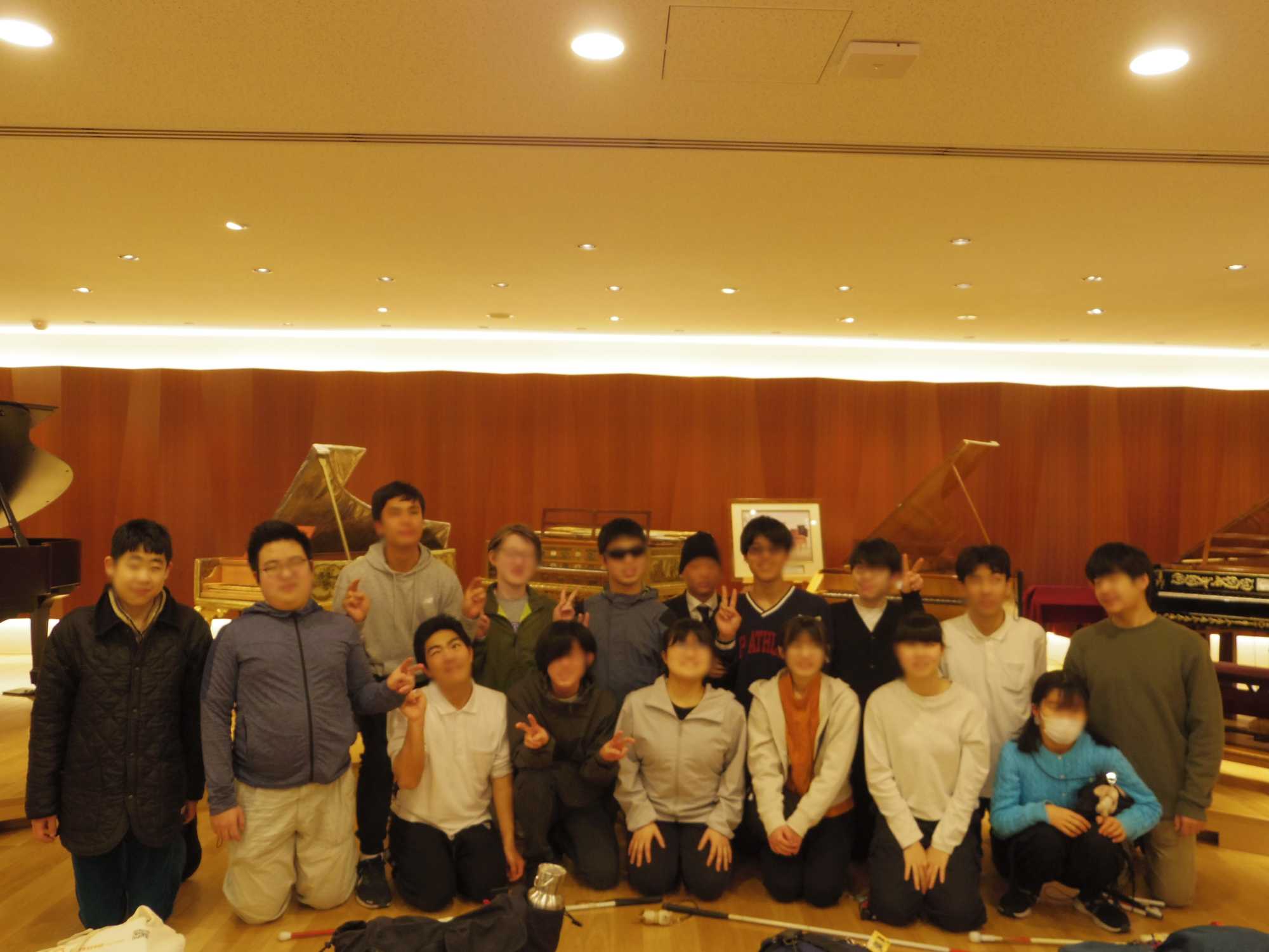 古典ピアノの前で