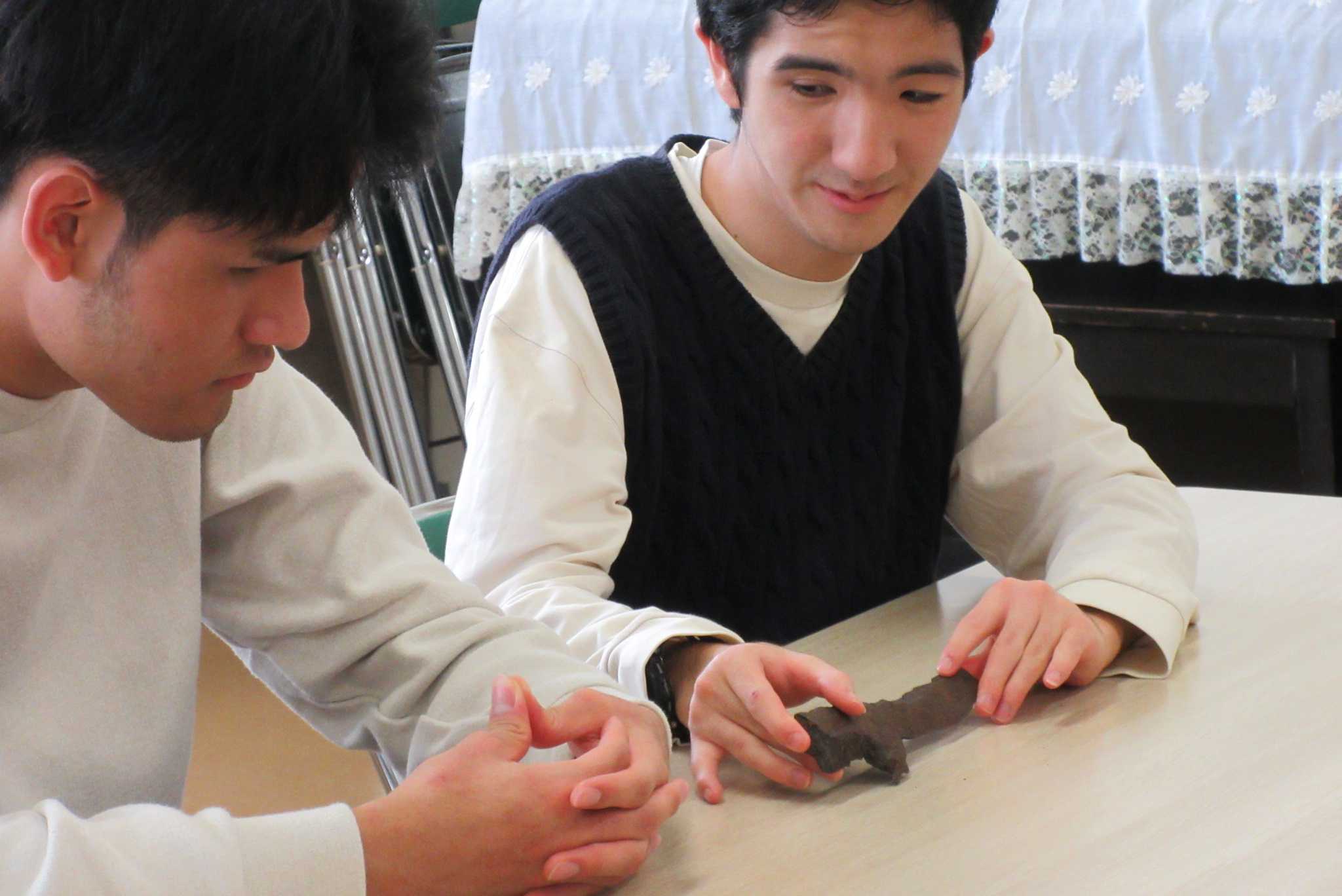 戦争遺物に触れる