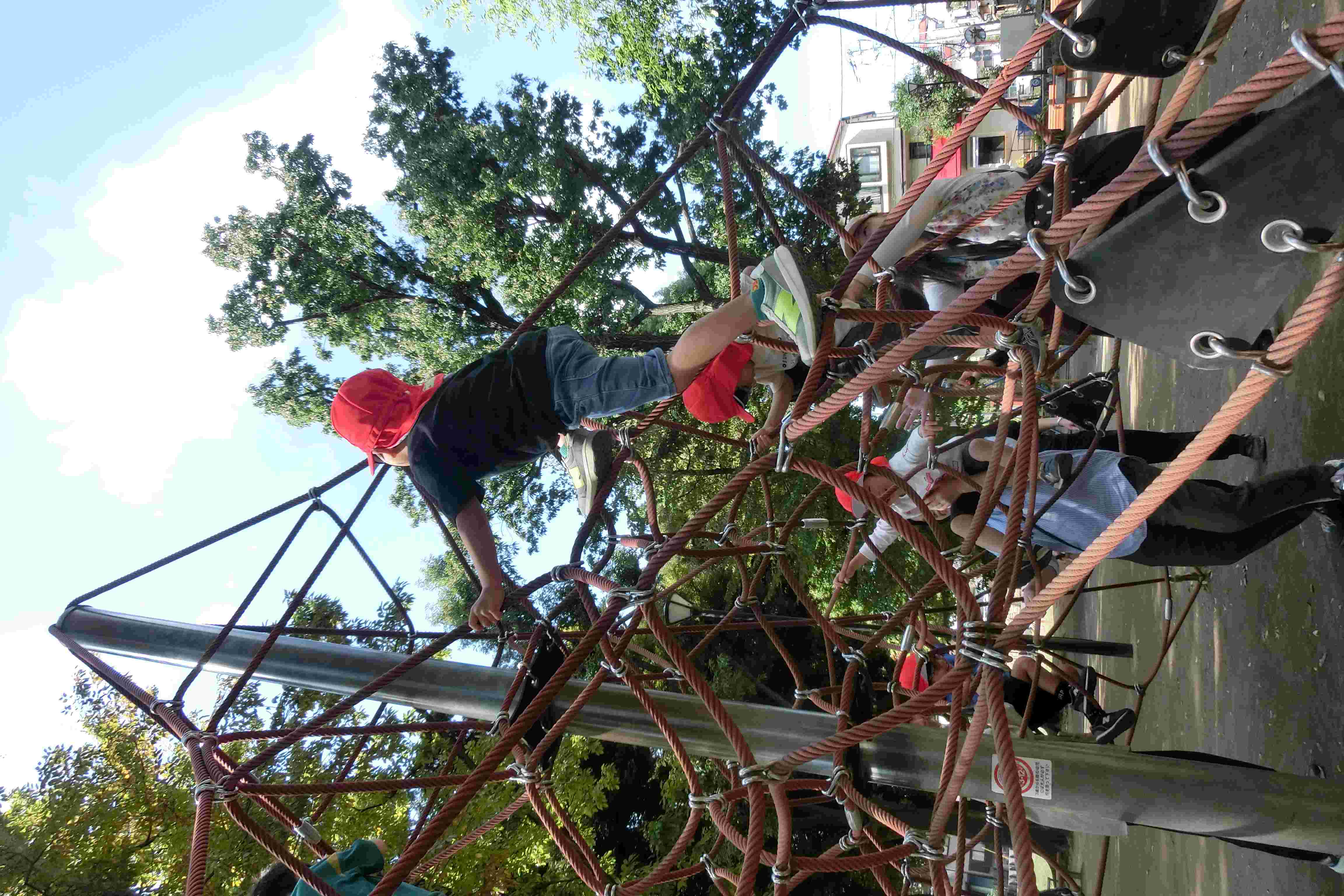 遊具に登る様子