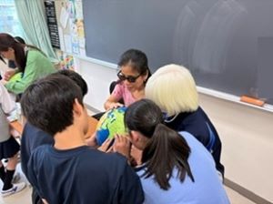 講師に質問をする生徒