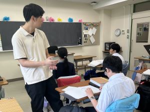 講師に質問をする生徒