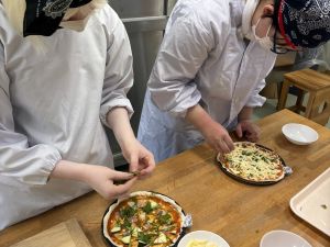 ピザ作りを体験中