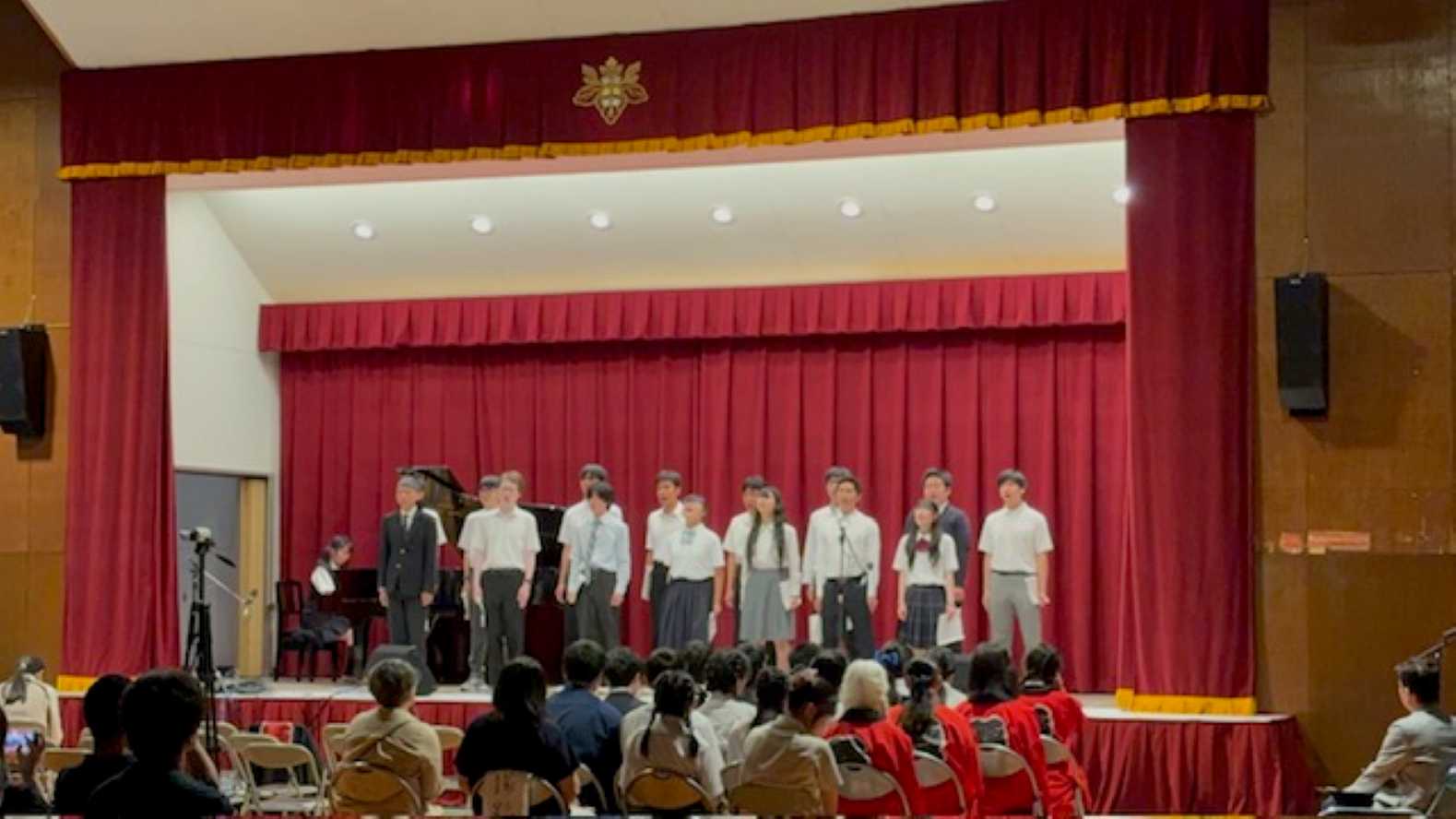 写真1 学年発表の様子(高2)