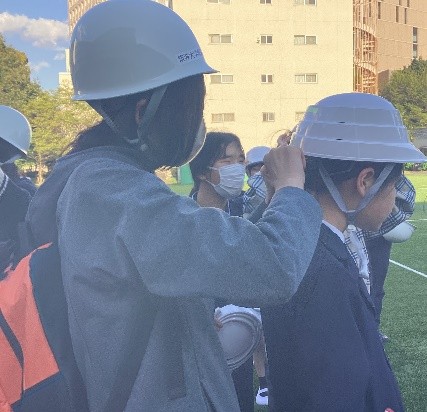 新しい防災ヘルメットの装着を確認している様子
