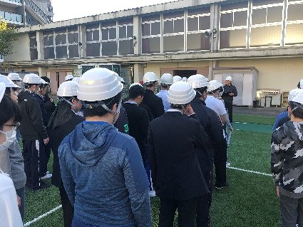 避難後整列して、講評を聞く生徒たちの様子