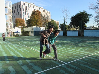 写真 グランドで遊んでいる様子