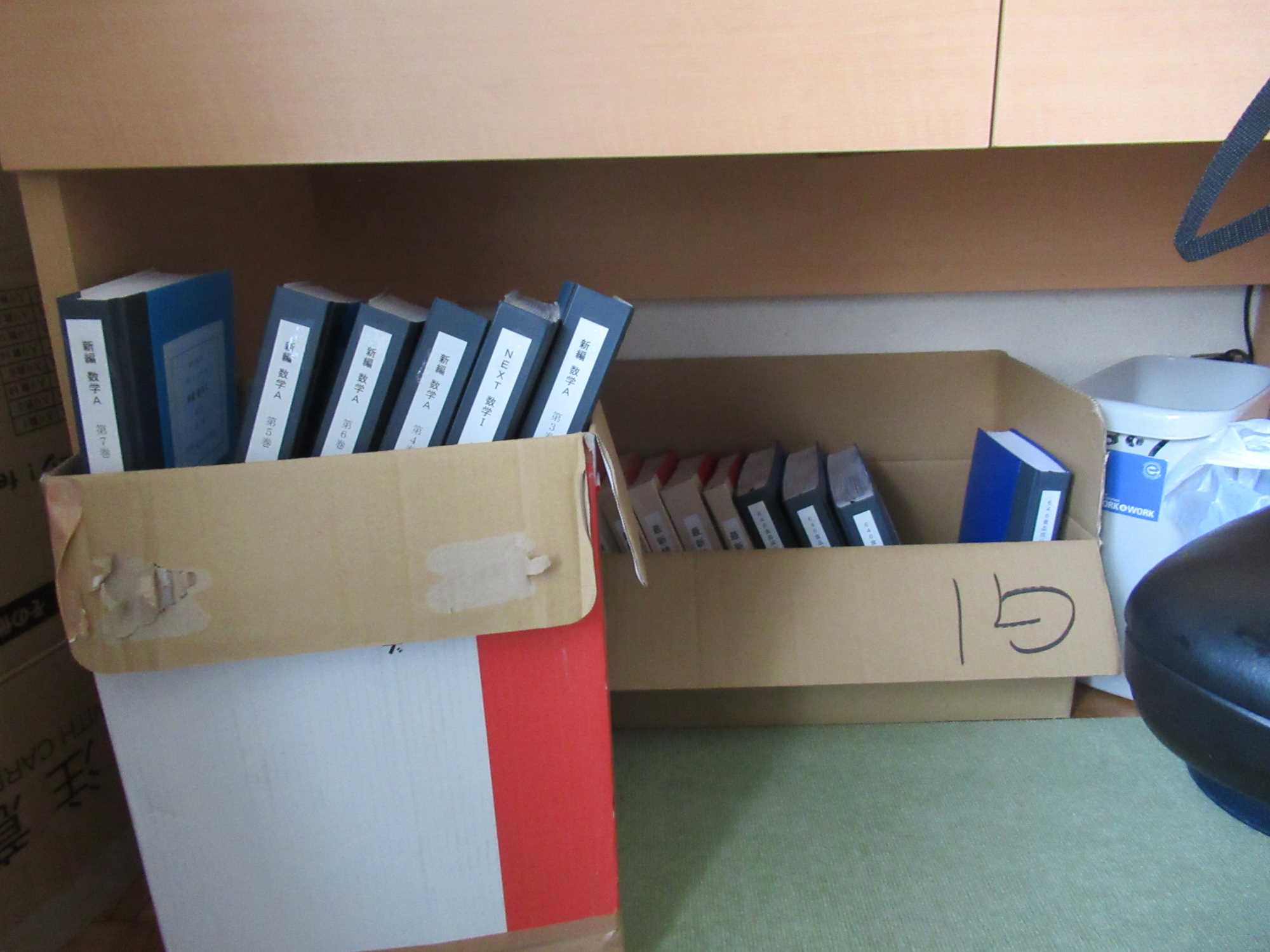 段ボールを利用した点字教科書収納の写真