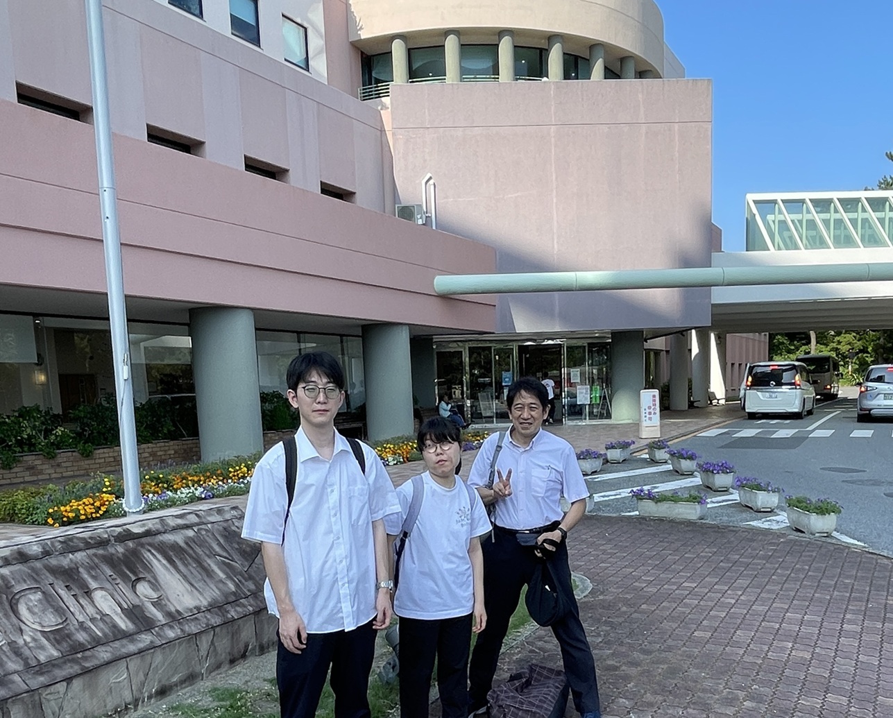 亀田メディカルセンターの前で集合写真
