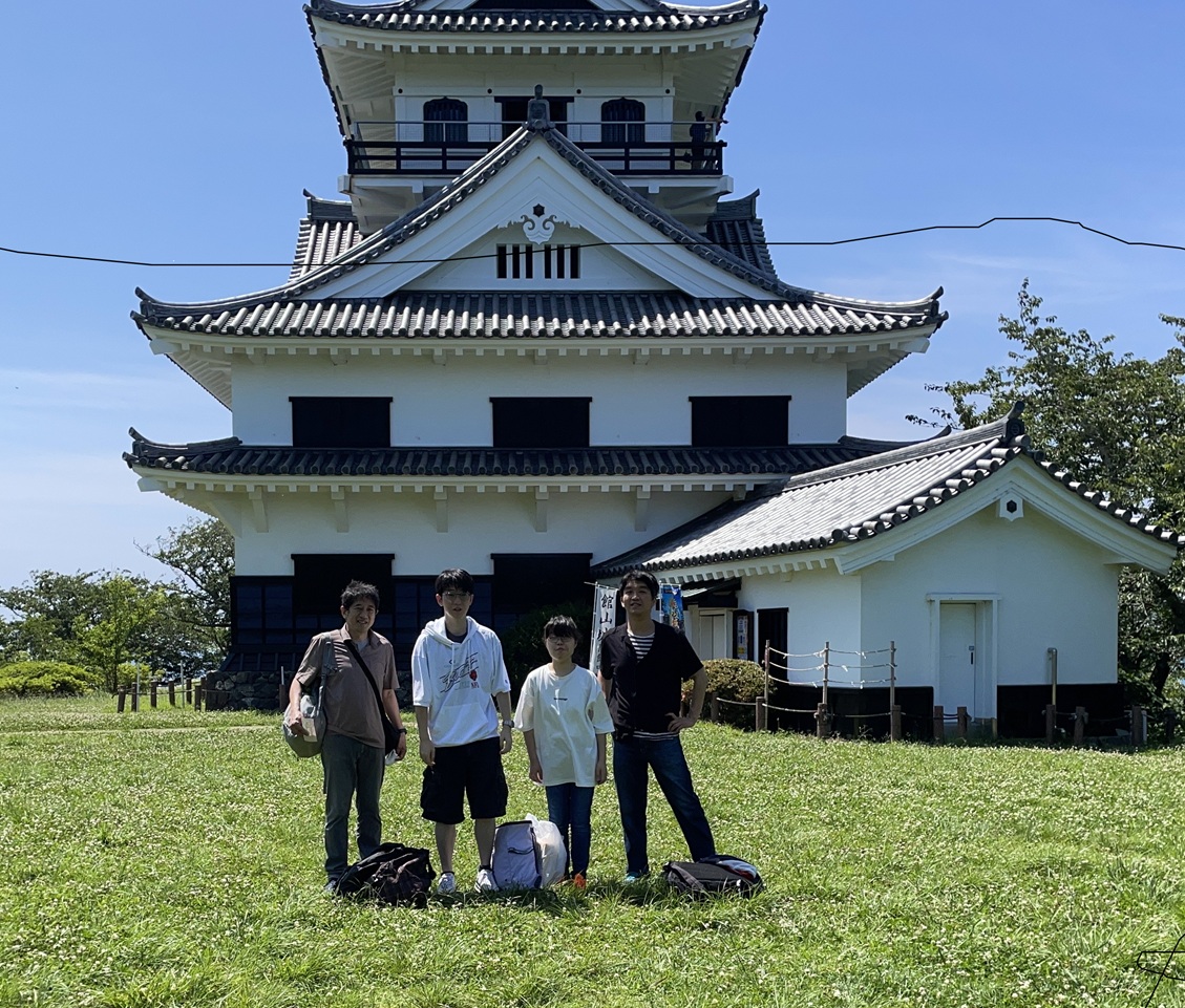 館山城の前で集合写真