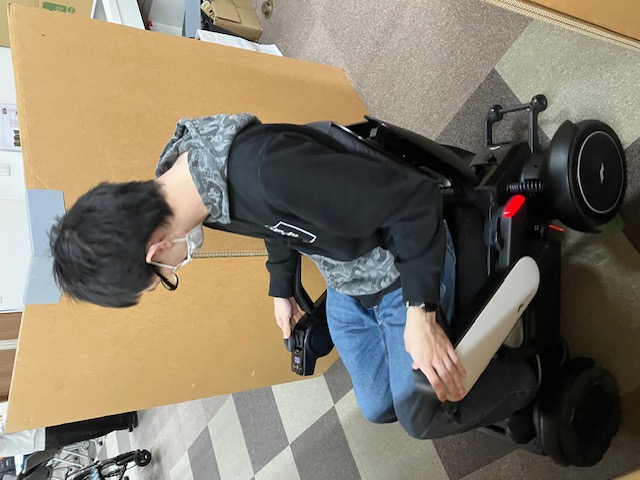 （２）廊下幅を想定したコースで電動車椅子の操作体験