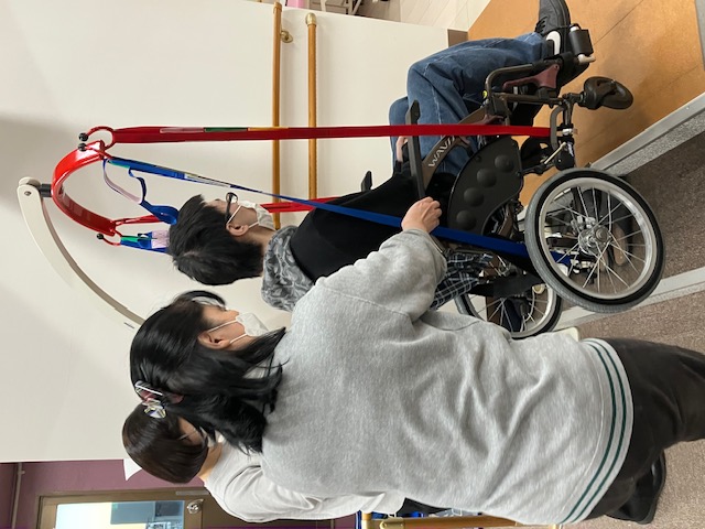 （４）リフトを使用した車いすの段差昇降体験