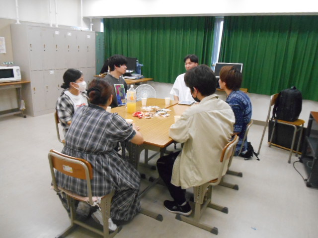 卒業生をお招きして仕事や勉強方法などのお話をききました。（１年生との懇談）
