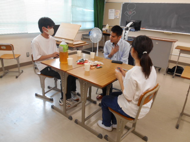 卒業生をお招きして仕事や勉強方法などのお話をききました。（２年生との懇談）