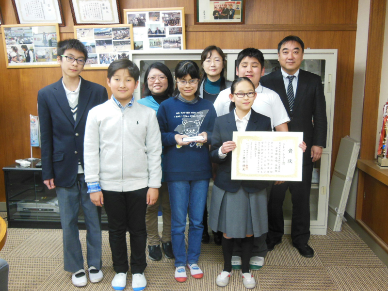 写真　校長、クラブ顧問と一緒に