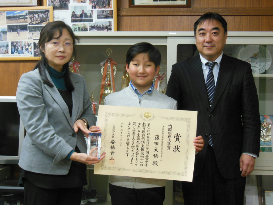 写真　校長、担任と一緒に