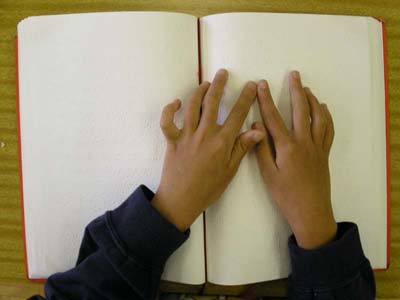 画像:点字の教科書を読んでいる子どもの写真