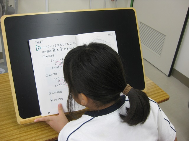 画像:拡大教科書と書見台の写真
