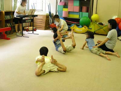 画像:リトミックをしている子どもたちの写真