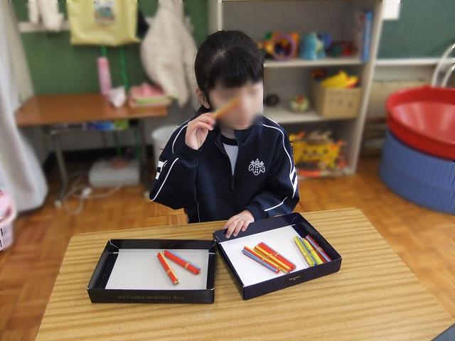 画像:数字カードで学習している子どもの写真