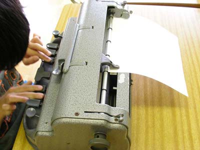 画像:点字タイプライターで点字を打っている子どもの写真