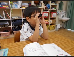 画像:単眼鏡を使う子どもの写真
