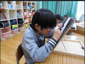 画像:ルーペと書見台の写真