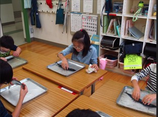 画像:サンマを観察している写真