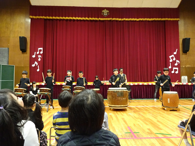 画像:音楽会で太鼓クラブが発表している写真